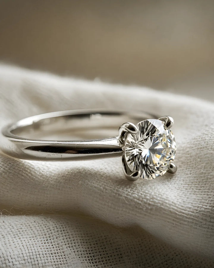 Close-up of a four-claw white gold solitaire setting holding a lab-grown diamond